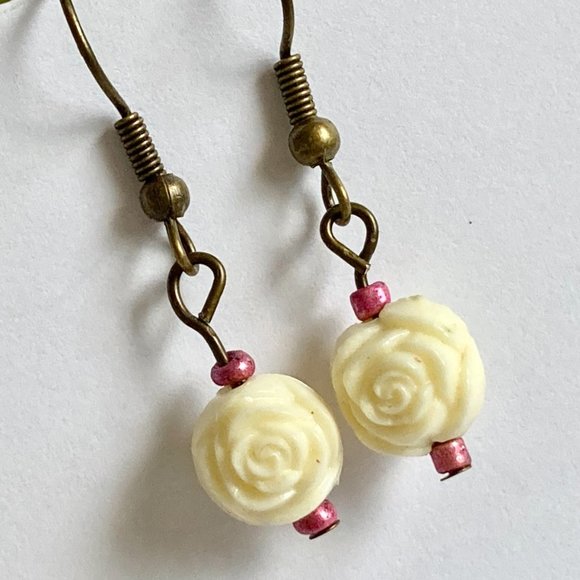 Vintage White Cream Rose Bud Flower Earrings Gold Brass Tone Dainty Carved Beads - Picture 10 of 12